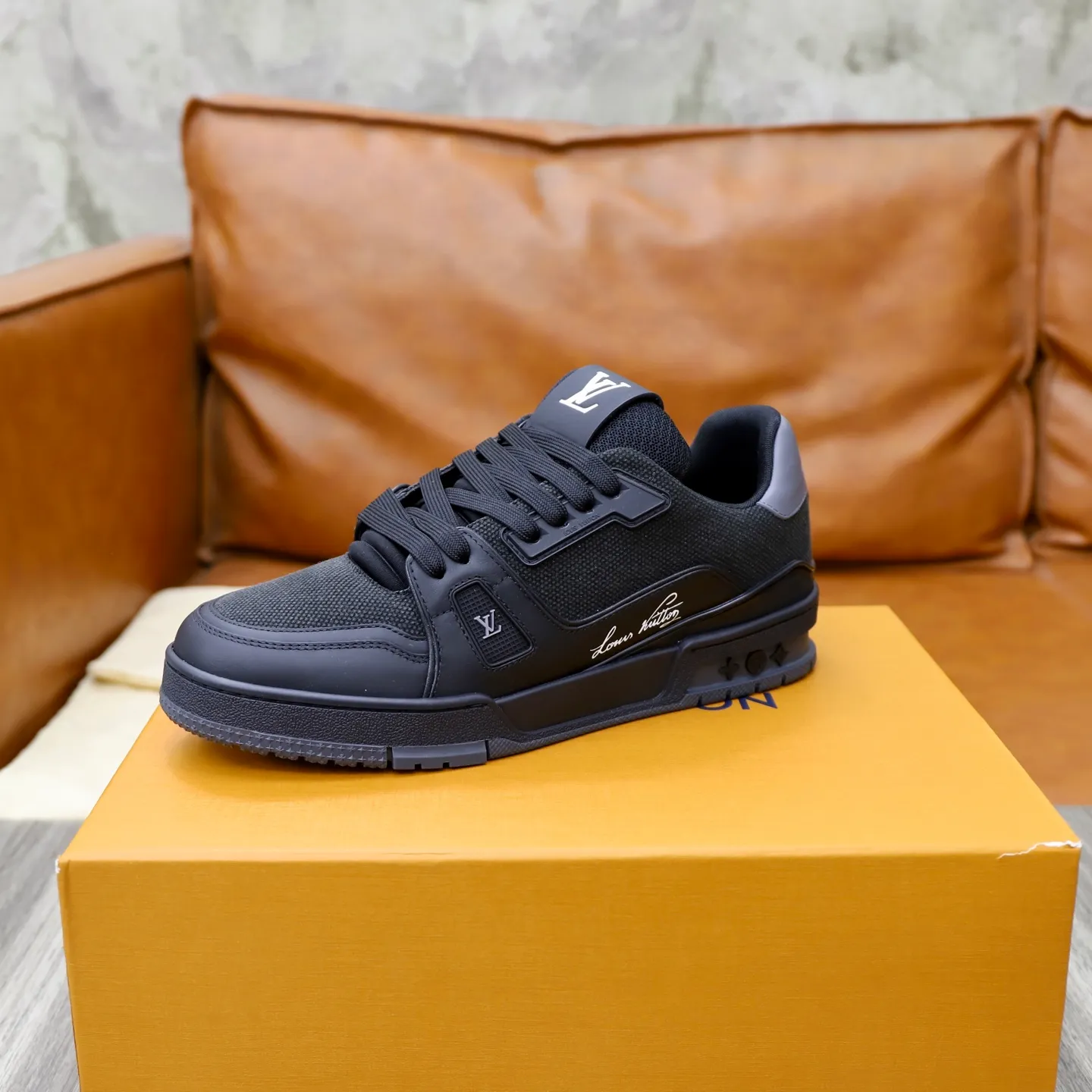 Ex-factory price: 780💰Original development, quality shipping, welcome to compare ❥❥❥❥❥❥LV sneaker series LV Trainer Maxi sneakers introduce the loose silhouette of the ready-to-wear series into the LV Trainer sneaker design written by Virgil Abloh, making an eye-catching appearance in the spring and summer men's wear shows. The cow leather upper is combined with rough fabric laces, and colorful beading highlights the brand's classic elements. LV letters mark the tongue and Monogram floral outsole. Mixed materials Made of first-layer cowhide, wrapped in imported custom-printed denim, thick shoelace design, large Monogram print on the side, "lv 54" badges on the tongue and heel, rubber outsole decorated with Monogram flowers, mesh lining and cotton feet, the comfort is as extreme as ever, premium heritage, quality first, worth owning! Size: 35-40 for women, 39-44 for men (custom-made sizes 38 and 45 are non-refundable)